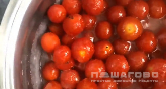 Фото приготовления рецепта: Варенье из помидоров с грецкими орехами - шаг 5