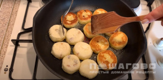 Фото приготовления рецепта: Сладкие сырники с изюмом для детей - шаг 7