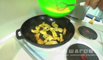 Фото приготовления рецепта: Яичница с курицей - шаг 3
