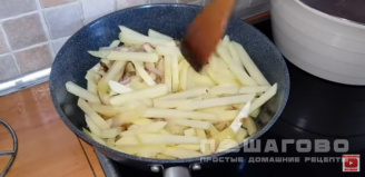 Фото приготовления рецепта: Картошка с опятами в сметане - шаг 6