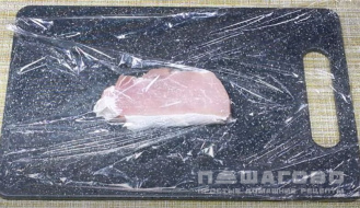 Фото приготовления рецепта: Шницель из свинины на сковороде - шаг 2