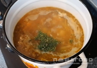 Фото приготовления рецепта: Классический суп щи из квашеной капусты - шаг 6