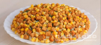 Фото приготовления рецепта: Салат с консервированной кукурузой и сухариками - шаг 6