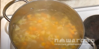 Фото приготовления рецепта: Суп из консервы - скумбрия в масле - шаг 5