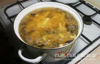 Фото приготовления рецепта: Суп грибной из замороженных лесных грибов - шаг 3