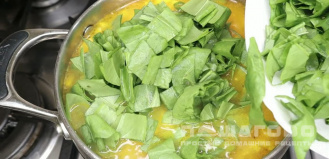 Фото приготовления рецепта: Зеленый борщ с щавелем - шаг 6