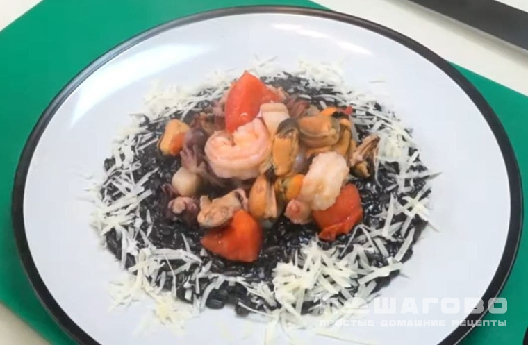 Ризотто с морепродуктами и чернилами каракатицы