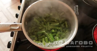 Фото приготовления рецепта: Салат из зеленой фасоли с яйцами - шаг 1