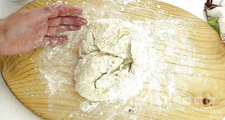 Фото приготовления рецепта: Хлебные палочки с луком - шаг 5