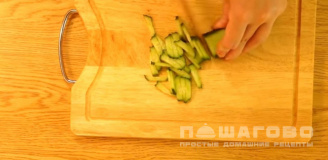 Фото приготовления рецепта: Салат Дамский каприз с черносливом - шаг 1