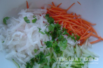 Фото приготовления рецепта: Салат с корейской морковью, огурцом и редькой - шаг 3