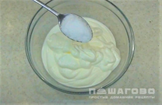 Фото приготовления рецепта: Сыр филадельфия из сметаны и йогурта - шаг 2