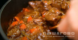 Фото приготовления рецепта: Томленая говядина с овощами - шаг 10