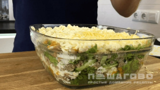 Фото приготовления рецепта: Салат с жареными грибами - шаг 5