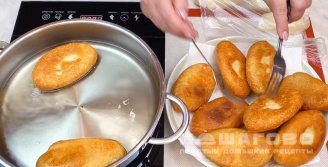 Фото приготовления рецепта: Жареные пирожки с картошкой из дрожжевого теста - шаг 8