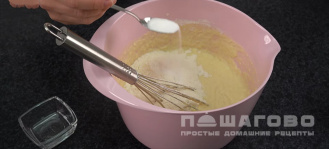 Фото приготовления рецепта: Воздушные оладушки на йогурте - шаг 4