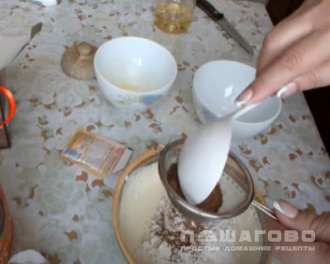 Фото приготовления рецепта: Творожный кекс в микроволновке - шаг 3