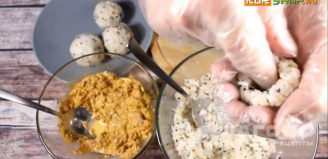 Фото приготовления рецепта: Рисовые шарики с начинкой «Японские рафаэлло» - шаг 5