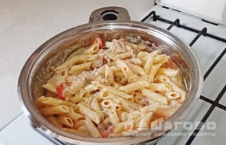 Фото приготовления рецепта: Паста в сливочном соусе с чесноком и помидорами - шаг 6