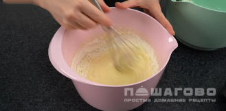 Фото приготовления рецепта: Воздушные оладушки на йогурте - шаг 3
