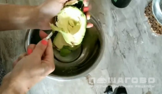 Фото приготовления рецепта: Крем из авокадо для легких бутербродов - шаг 1