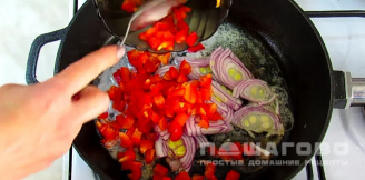 Фото приготовления рецепта: Омлет с овощами на сковороде - шаг 5