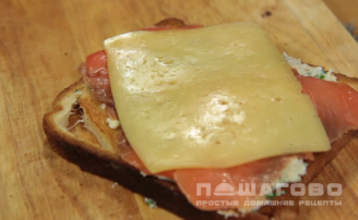 Фото приготовления рецепта: Сэндвич с красной рыбой - шаг 4