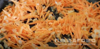 Фото приготовления рецепта: Детская капустная запеканка с морковью и яйцами - шаг 3