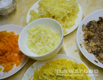 Фото приготовления рецепта: Салат Мимоза с рыбными консервами - шаг 1
