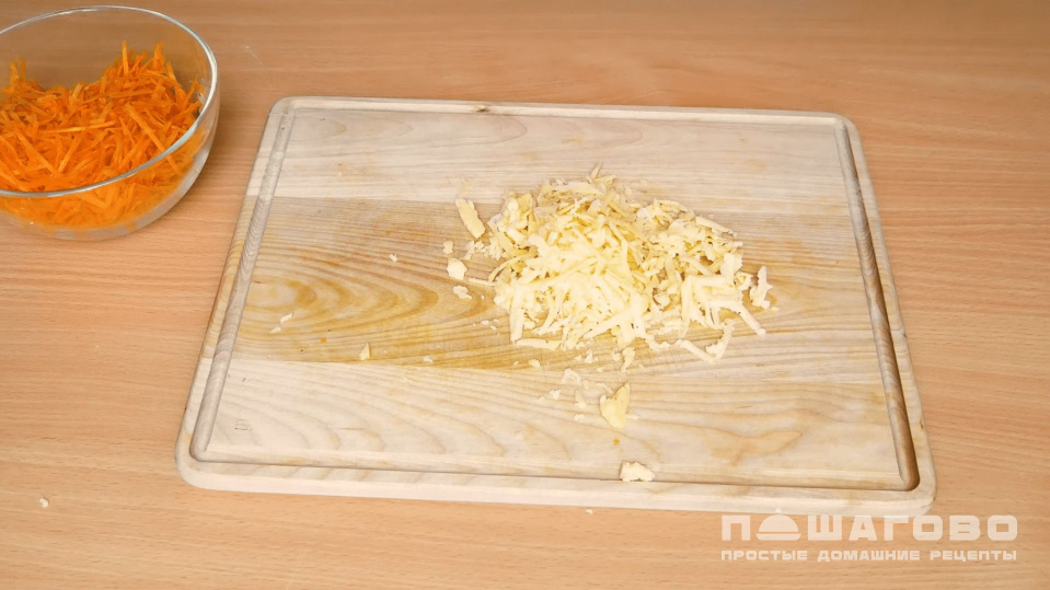 Фото приготовления рецепта: Морковный салат с сыром и чесноком - шаг 2