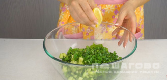 Фото приготовления рецепта: Зеленый греческий салат с брынзой и листьями салата - шаг 4
