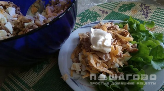 Фото приготовления рецепта: Салат с бужениной и грибами с луком и сыром - шаг 8