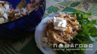 Фото приготовления рецепта: Салат с бужениной и грибами с луком и сыром - шаг 8
