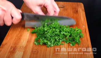 Фото приготовления рецепта: Салат с фасолью и тунцом - шаг 5
