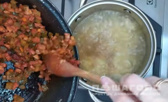Фото приготовления рецепта: Солянка классическая с картошкой и колбасой - шаг 5