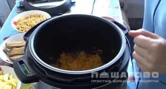 Фото приготовления рецепта: Суп гороховый с копченостями в мультиварке - шаг 2