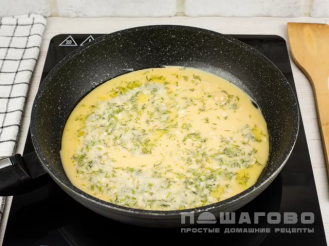 Фото приготовления рецепта: Омлет с сыром и помидорами черри - шаг 4