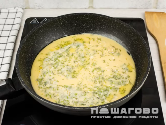 Фото приготовления рецепта: Омлет с сыром и помидорами черри - шаг 4