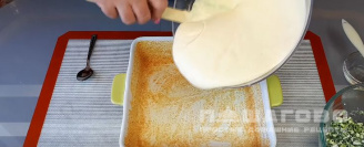 Фото приготовления рецепта: Ленивый заливной пирог с яйцом и зеленью - шаг 9