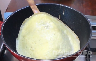 Фото приготовления рецепта: Салат из курицы с яичными блинчиками - шаг 1