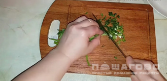 Фото приготовления рецепта: Московский салат - шаг 6