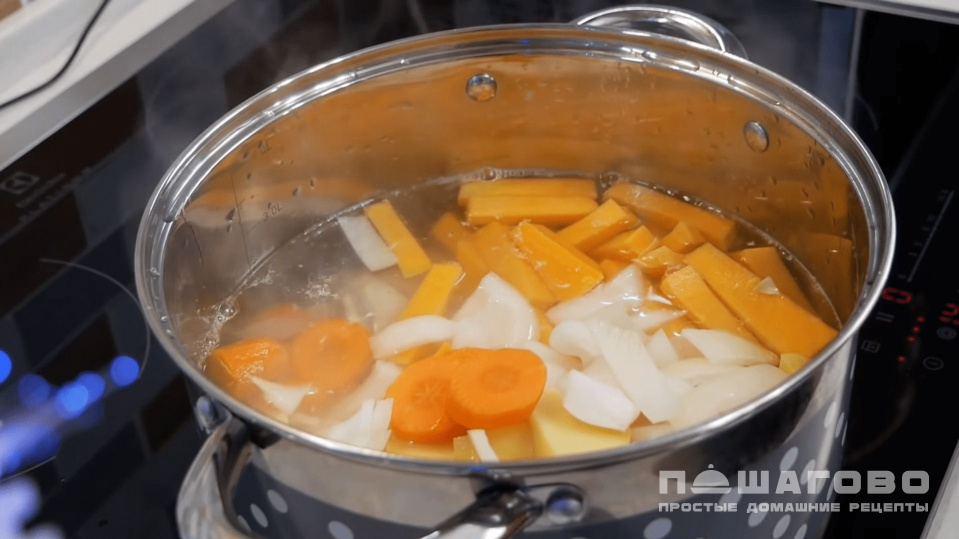 Фото приготовления рецепта: Тыквенный суп пюре с курицей - шаг 3