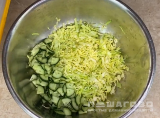 Фото приготовления рецепта: Салат с капустой, огурцами и кукурузой - шаг 2