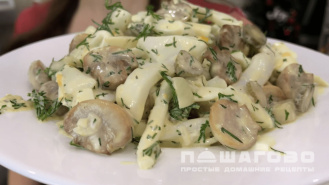 Фото приготовления рецепта: Салат с грибами и кальмарами - шаг 7
