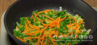 Фото приготовления рецепта: Гречневая лапша с овощами - шаг 3
