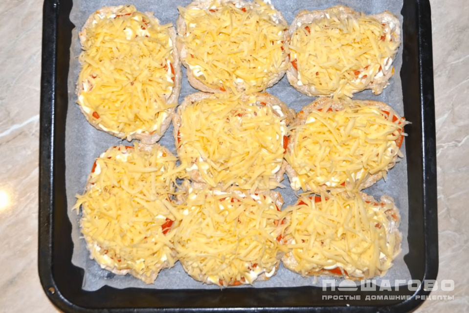 Фото приготовления рецепта: Мясо по-французски в духовке из свинины с помидорами и сыром - шаг 5