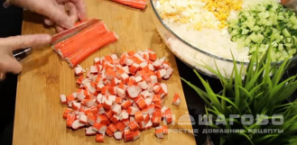 Фото приготовления рецепта: Классический крабовый салат с огурцом - шаг 6