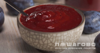Фото приготовления рецепта: Соус из запеченных слив к мясу - шаг 4