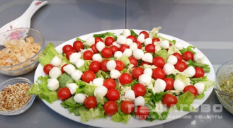 Фото приготовления рецепта: Салат с креветками и помидорами черри - шаг 10