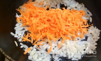 Фото приготовления рецепта: Тефтели с рисом в духовке со сметанно-томатной подливкой - шаг 3